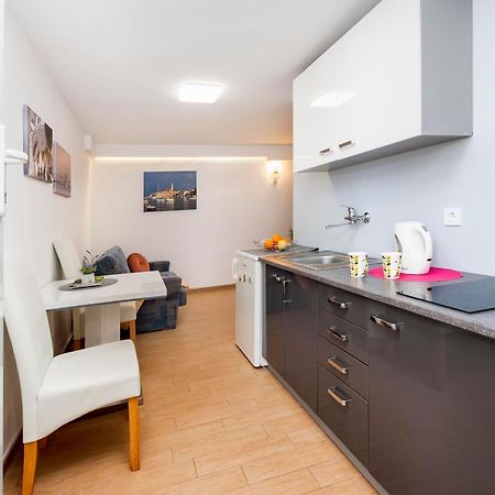 Apartments And Room Silvana Ровінь Екстер'єр фото