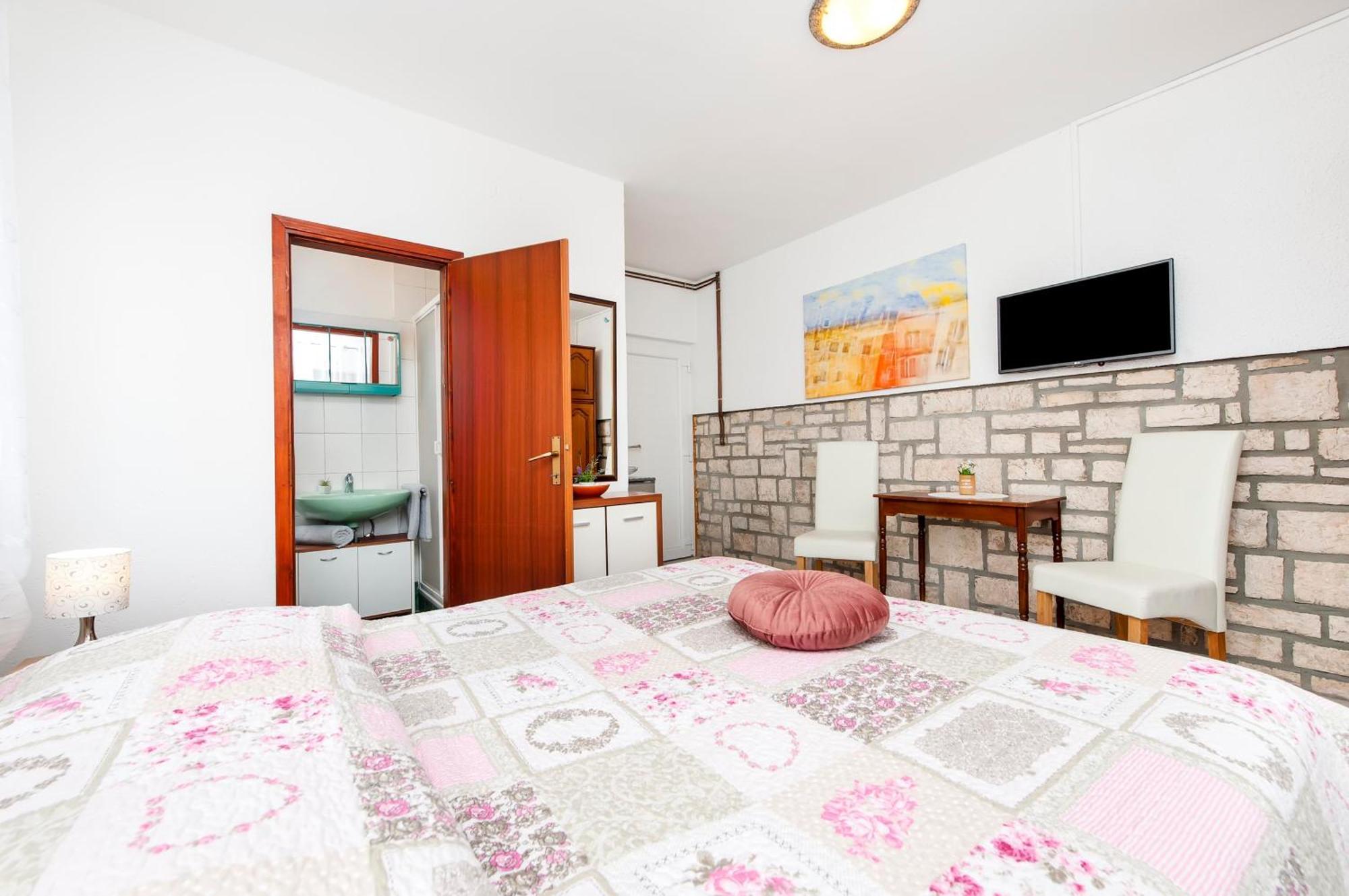 Apartments And Room Silvana Ровінь Екстер'єр фото