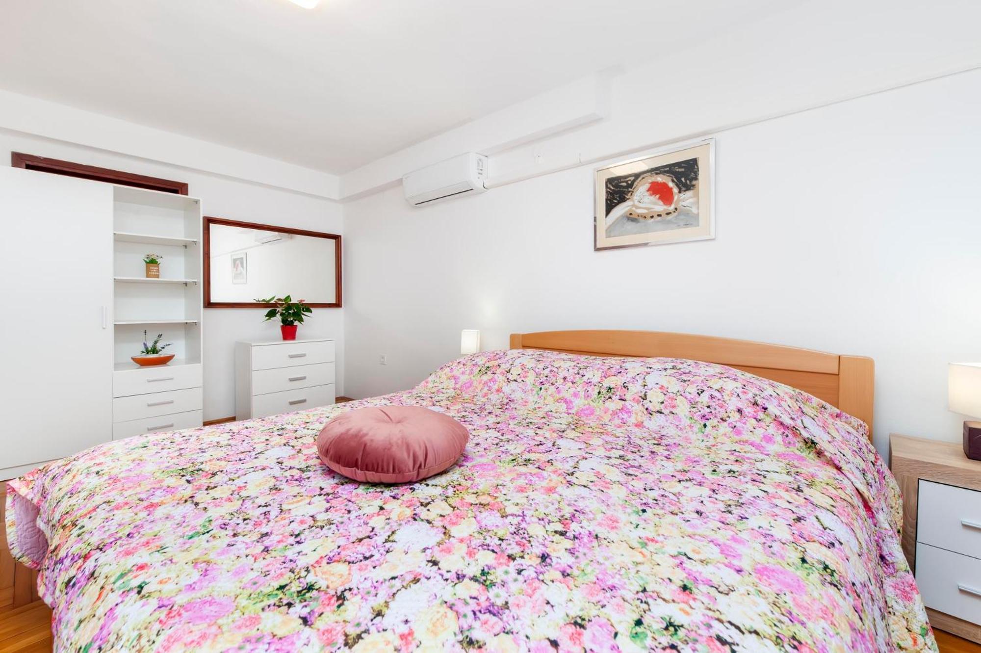 Apartments And Room Silvana Ровінь Екстер'єр фото